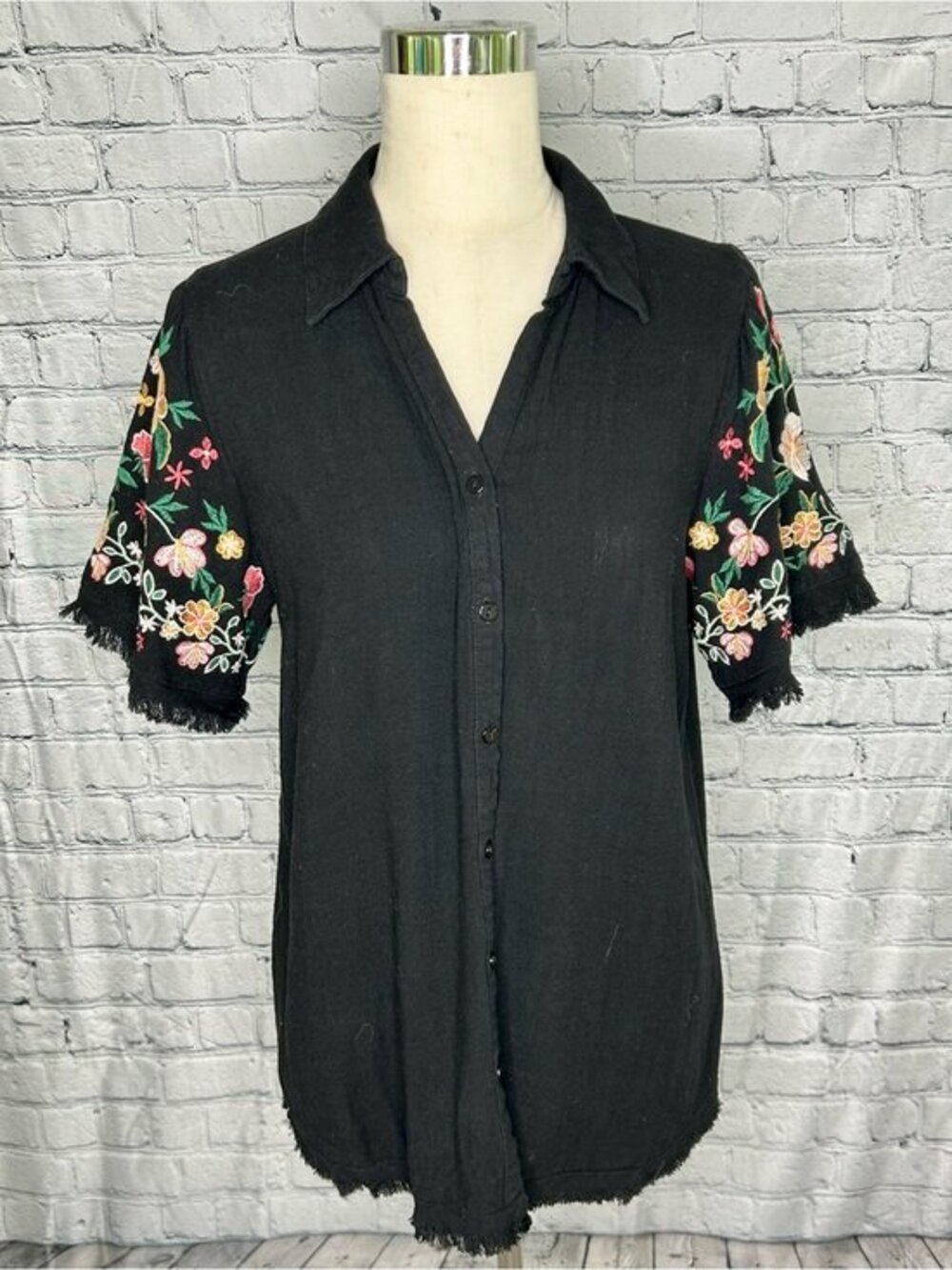 Embroidered Black Button-Up Shirt Floral Design Size M EUC